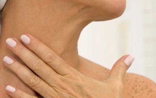 Horizontale Linen gehören zu den Symptomen des Alterns am Hals
