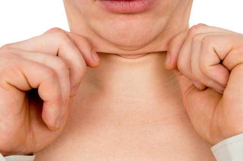 Anzeichen des Alterns am Hals: Hautfalten unter dem Kinn