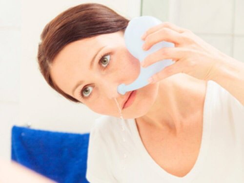 Eine Nasenspülung kann bei einer verstopften Nase helfen