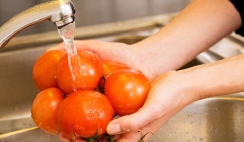 Vorgewaschenes Obst und Gemüse wird durch viele Hände gereicht