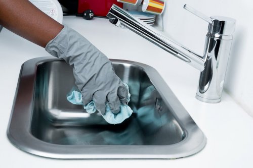in der Abwasch tummeln sich Bakterien