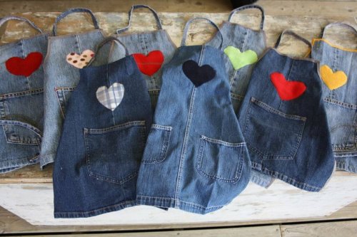 Alte Jeans machen neue Schürzen