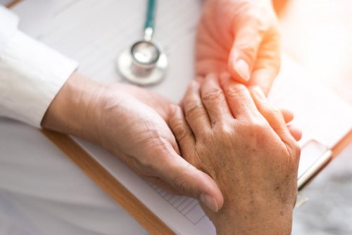 Arzt untersucht eine Hand