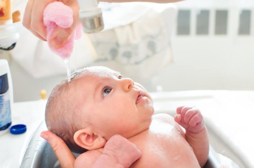 Baby sanft mit einem Schwamm waschen