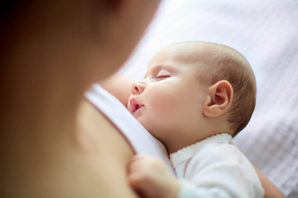 Warum manche Babys die Nähe der Mutter brauchen, um zu schlafen