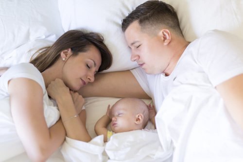 Baby schläft bei Eltern