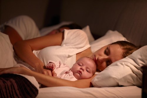 Baby schläft bei Mutter