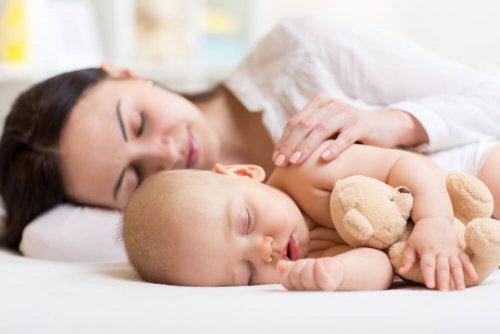 Baby schläft neben Mutter