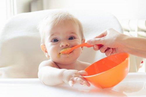Ein Baby wird gefüttert