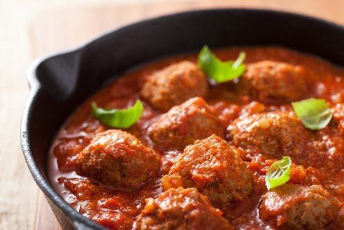köstliche spanische Fleischbällchen in Tomatensoße