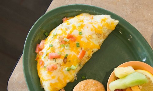 Französisches Omelette mit Schinken und Käse