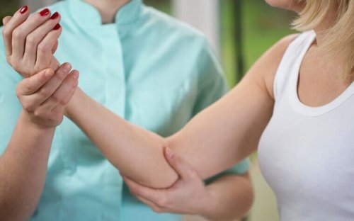 Ein Mann untersucht den Arm einer Frau.