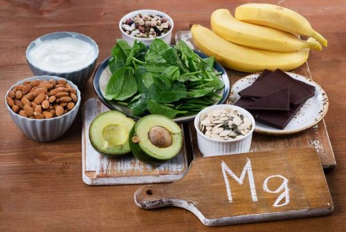 Abgebildet sind verschiedene Lebensmittel, die Magnesium enthalten, wie etwa Bananen, Mandeln und Avocados.