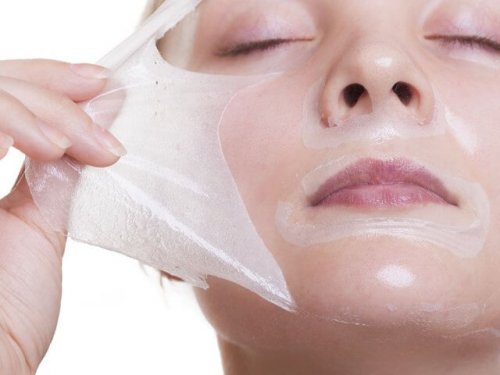 Eine Frau zieht sich ihre Gelatin- und Milchmaske vom Gesicht.