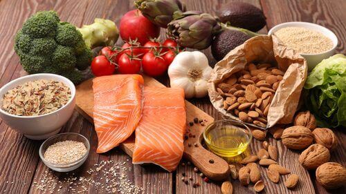 Viele gesunde Lebensmittel sind zu sehen, etwa Lachs, Olivenöl, Knoblauch und Tomaten.