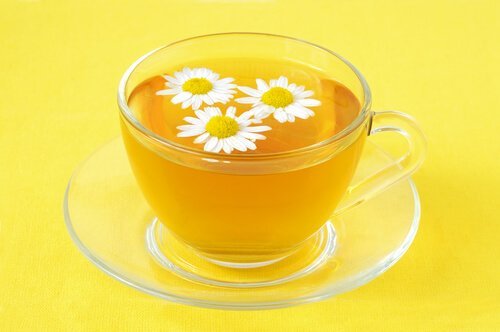 Kamillentee mit Blüten