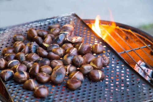 Kastanien, die gerade über einem Feuer rösten.
