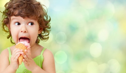 Kleinkind isst Eis