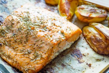 Gebackener Lachs mit Kartoffeln und Gemüse