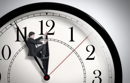 Ein Mann steht auf dem Zeiger einer Uhr.