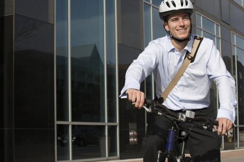 Ein Mann, der sich entschieden hat, mit dem Fahrrad zur Arbeit zu fahren.