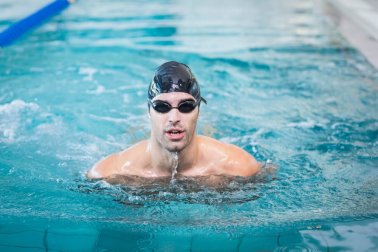 Schwimmen lernen im Schwimmbad: So geht's!