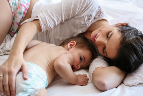 Mutter und Baby sind zusammen glücklich