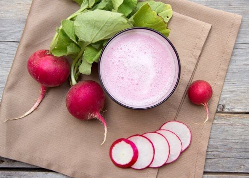 Gemüsesaft aus Radieschen, Sellerie und Rotkohl