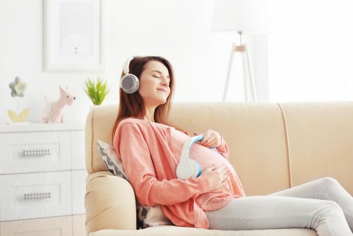 Schwangere hört Musik, um ihr Baby schon vor der Geburt glücklich zu machen