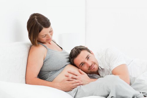 Eltern sollten in der Schwangerschaft mit ihrem Baby sprechen