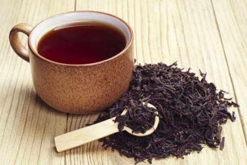 schwarzer Tee als natürliches Heilmittel gegen Abszesse im Mund