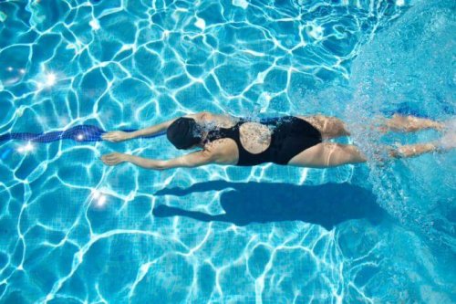 Schwimmende Frau