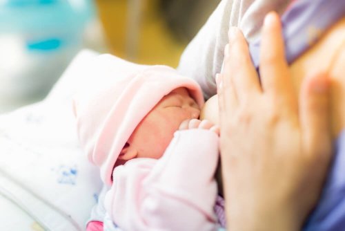 Baby wird gestillt