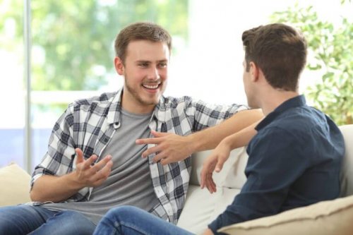 Zwei Männer sprechen miteinander und lachen.
