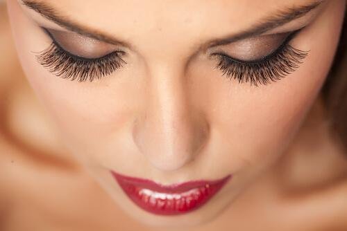 Eine Mischung aus Rizinusöl und Vitamin E für schöne Wimpern