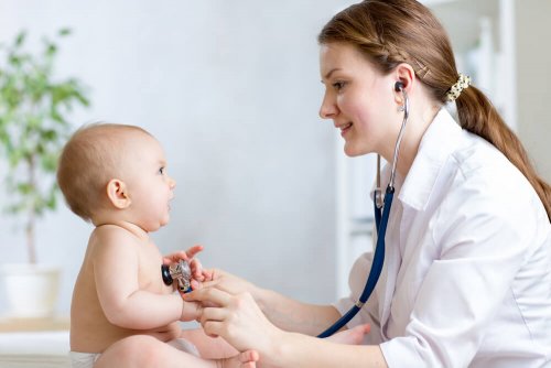 Baby mit Ärztin