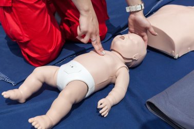 Reanimation eines Babys: erste Hilfe
