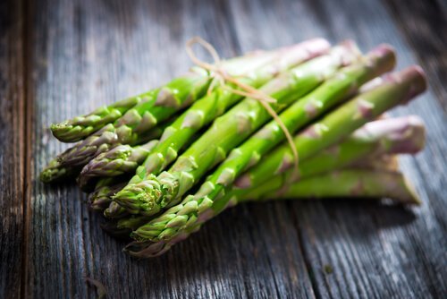 Bund frischer Spargel