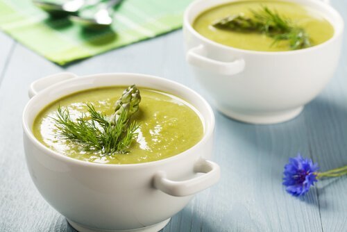 Die Spargelcremesuppe ist serviert