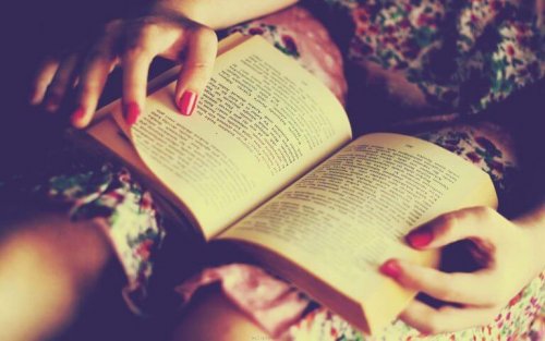 Eine Frau liest ein Buch.
