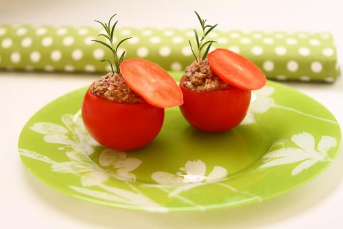 Gefüllte Tomaten mit Thunfisch: leicht und lecker