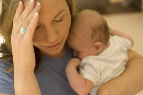 Gestresste Mutter mit Baby