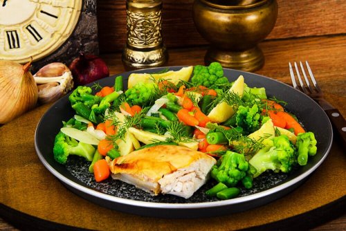 Hühnerfleisch und gedünstetes Gemüse
