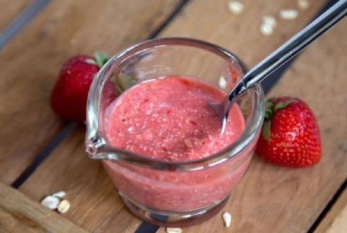 Eine Feuchtigkeitsmaske aus Erdbeeren und Joghurt in einer Schüssel.