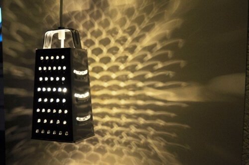 Käsereibe als originelle dekorative Lampe