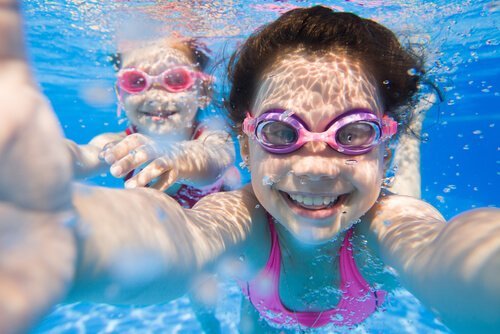 Kinder machen Selfie unter Wasser