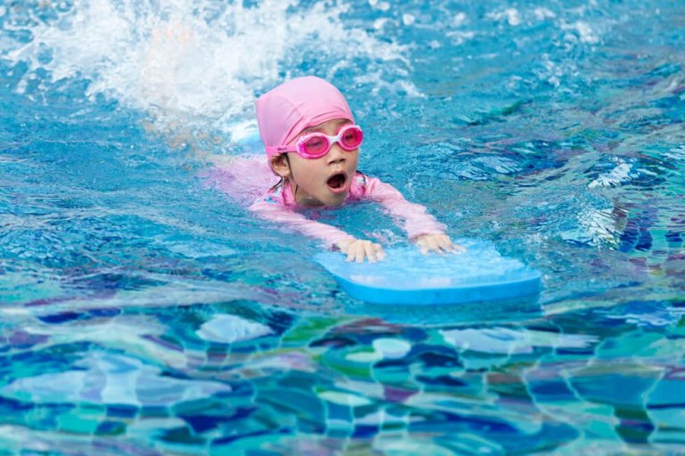 Kindern beim Schwimmen lernen helfen: Tipps und Ratschläge