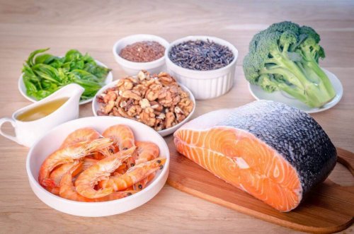 Lebensmittel, die zur Erhöhung des guten Cholesterins führen, wie etwa Lachs und Brokkoli.
