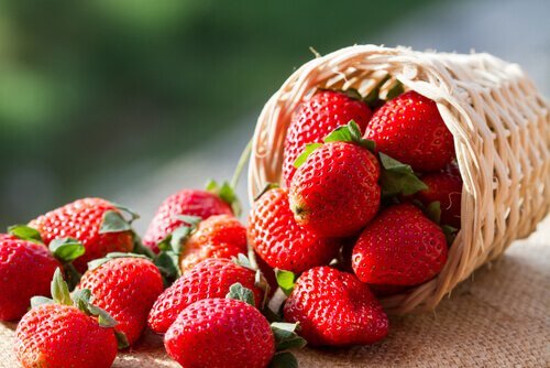 Mandarinenmojito mit Erdbeeren