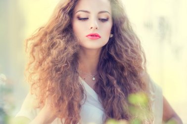 5 Masken gegen statisch aufgeladene Haare
